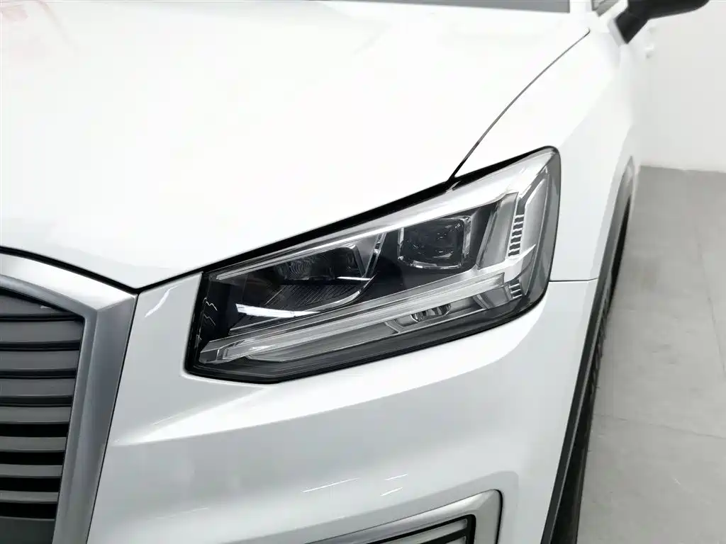 Audi Q2L e-tron 2021 — фото 7