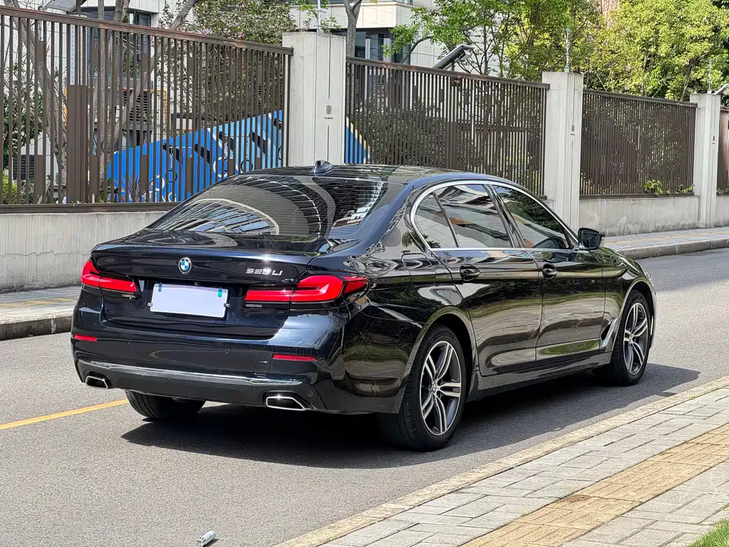 BMW 5 Series 2023 — фото 10