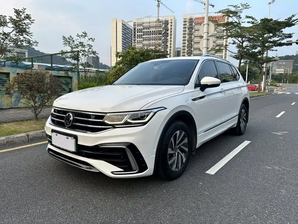 Volkswagen Tiguan L Plug-In Hybrid 2022 — фото 1