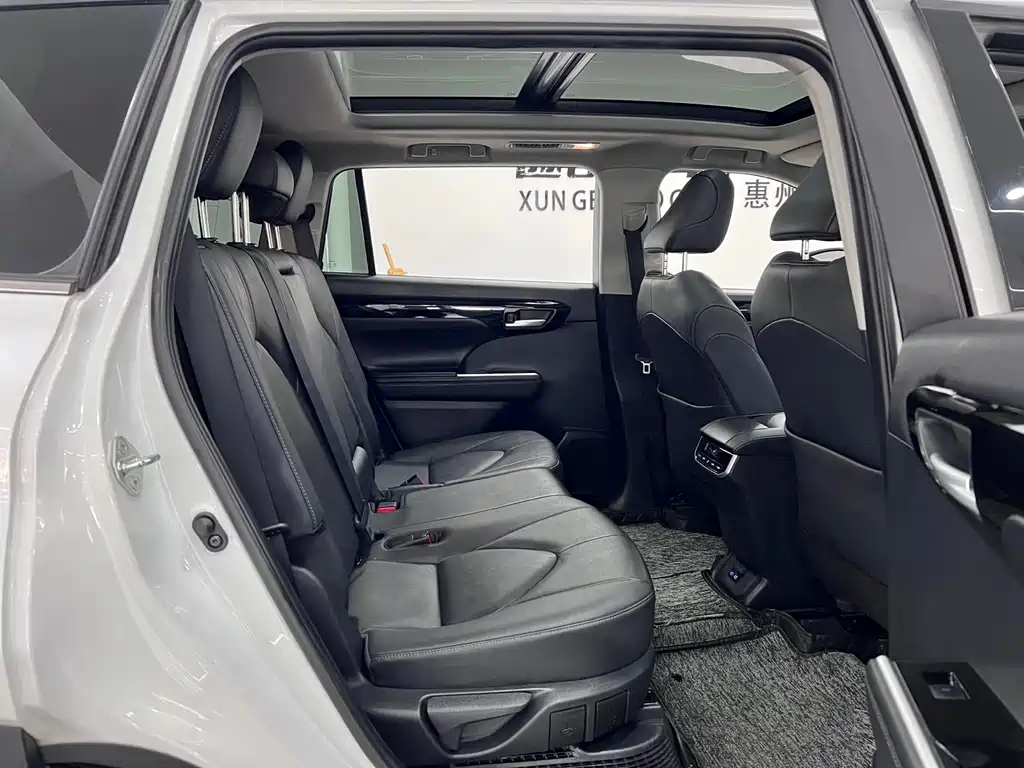 Toyota Highlander 2022 — фото 12