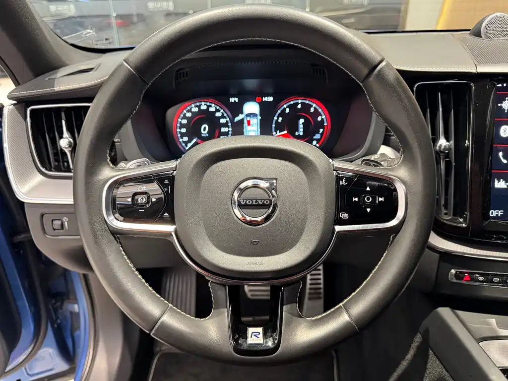 Volvo XC60 2019 — фото 13