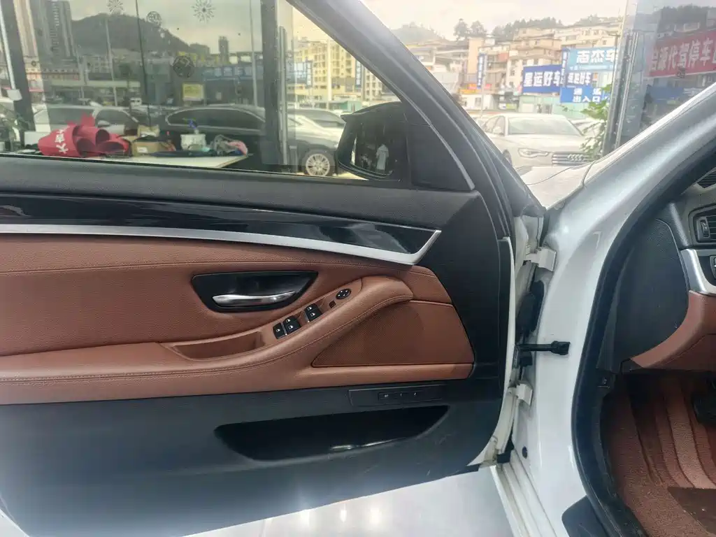 BMW 5 Series 2015 — фото 15