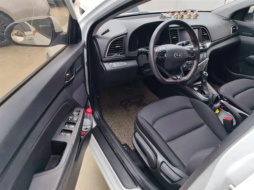 Hyundai Elantra 2019 — фото 16