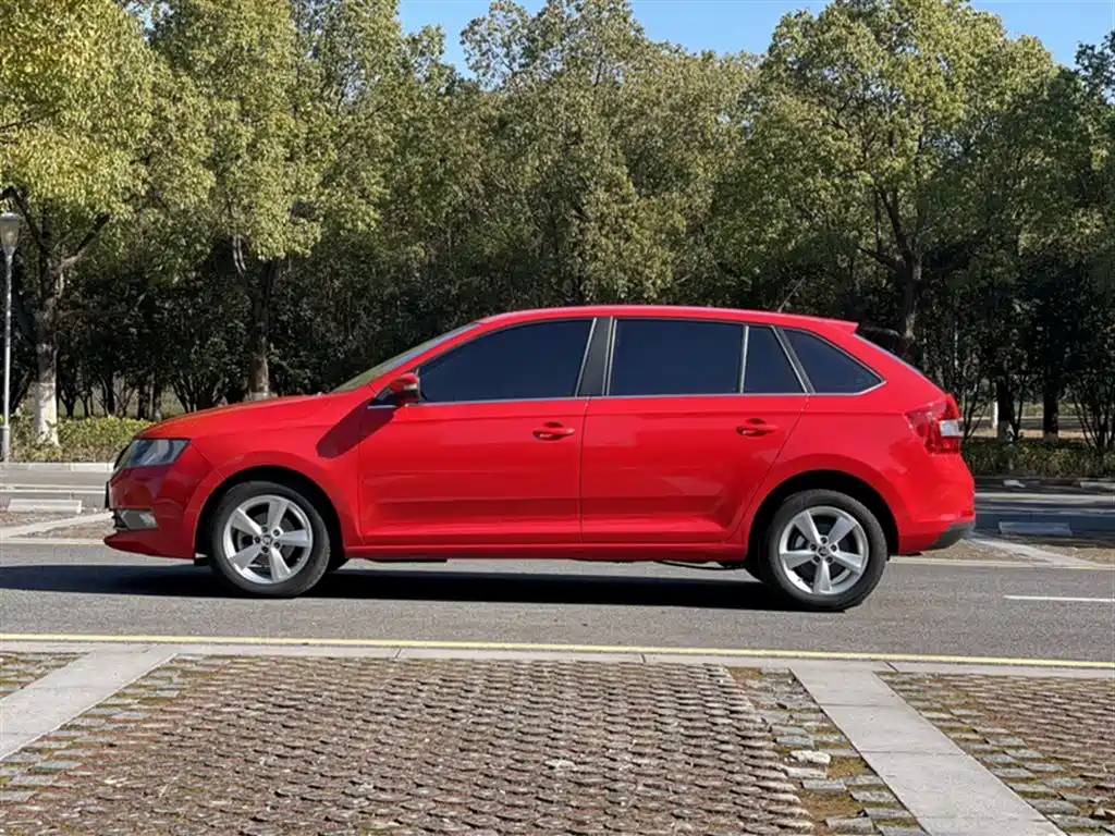 Skoda Rapid Spaceback 2020 — фото 26