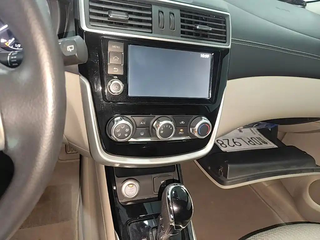 Nissan Tiida 2016 — фото 13