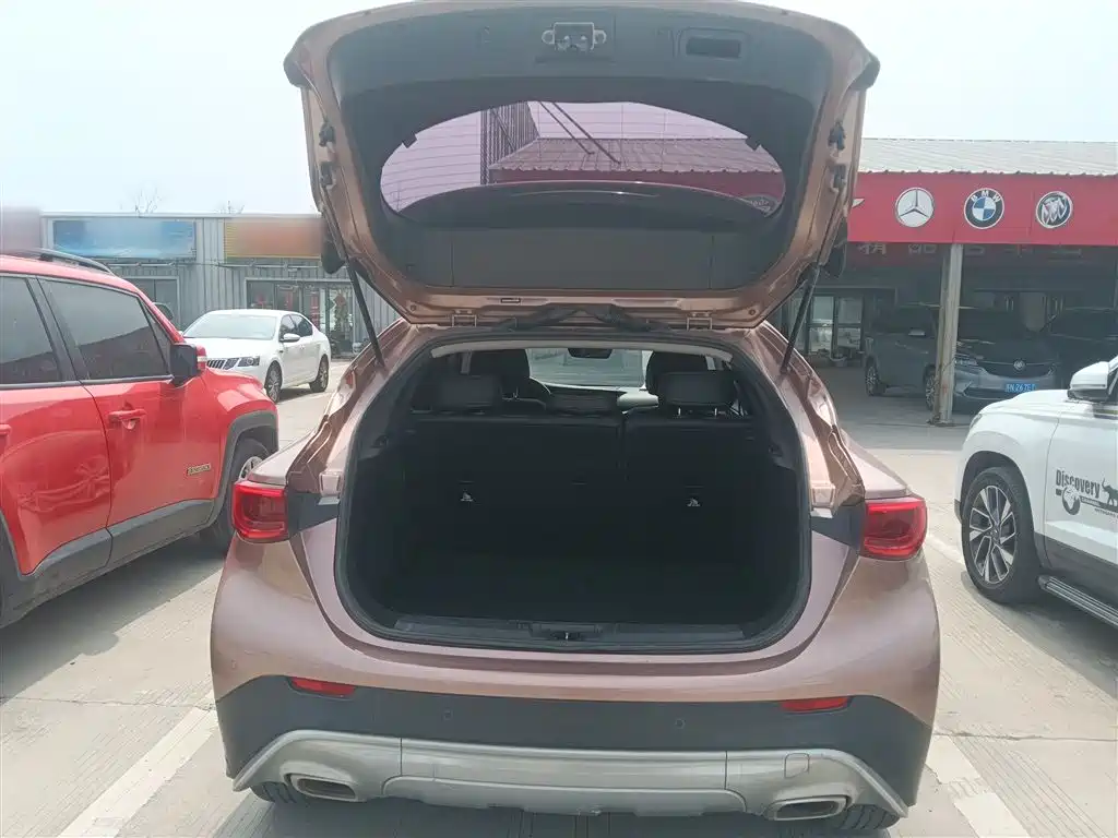 Infiniti QX30 2018 — фото 15