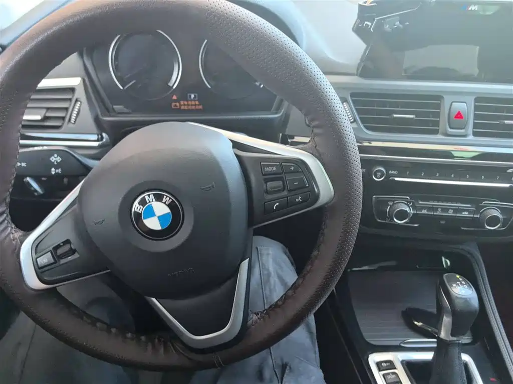 BMW 1 Series 2018 — фото 10