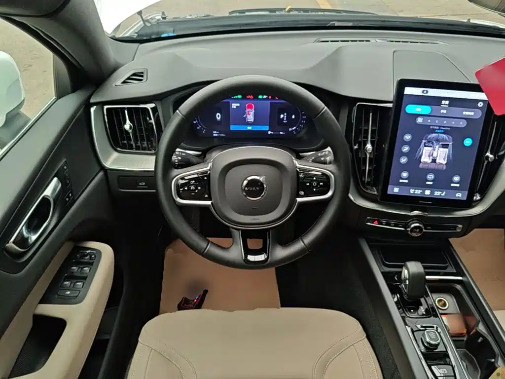 Volvo XC60 2025 — фото 11
