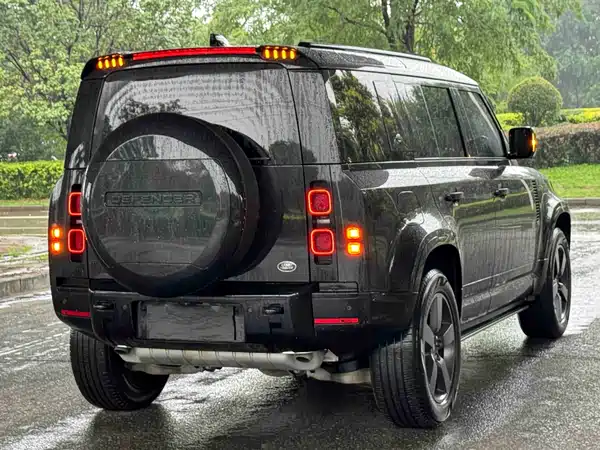 Land Rover Defender 2023