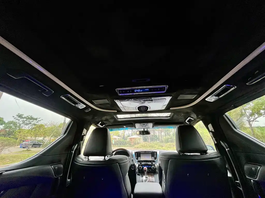 Toyota Alphard 2018 — фото 16