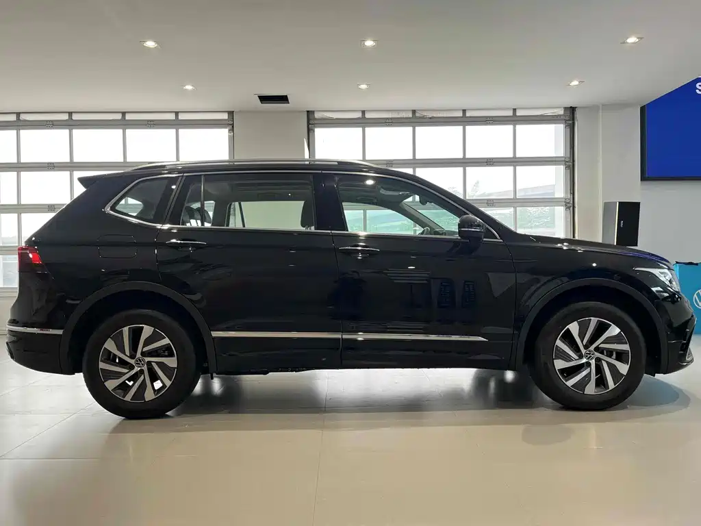 Volkswagen Tiguan L Plug-In Hybrid 2025 — фото 11
