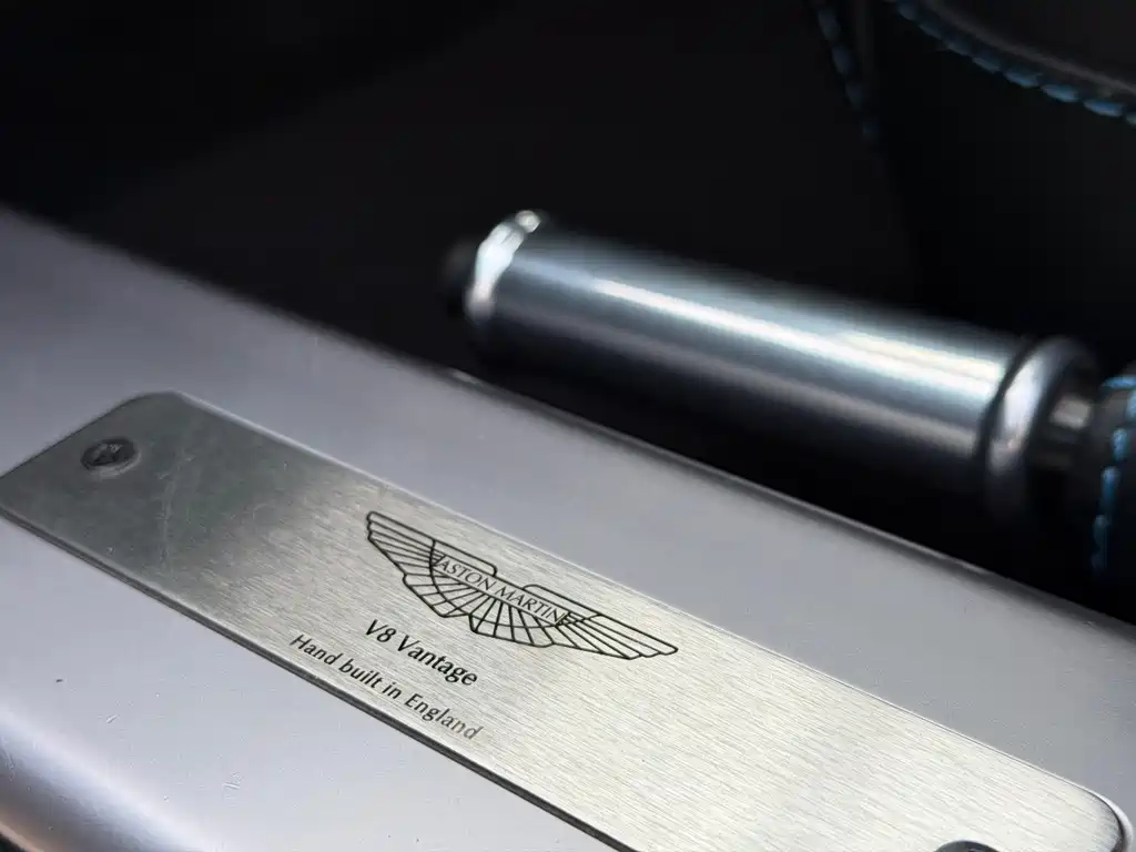 Aston Martin V8 Vantage 2016 — фото 16