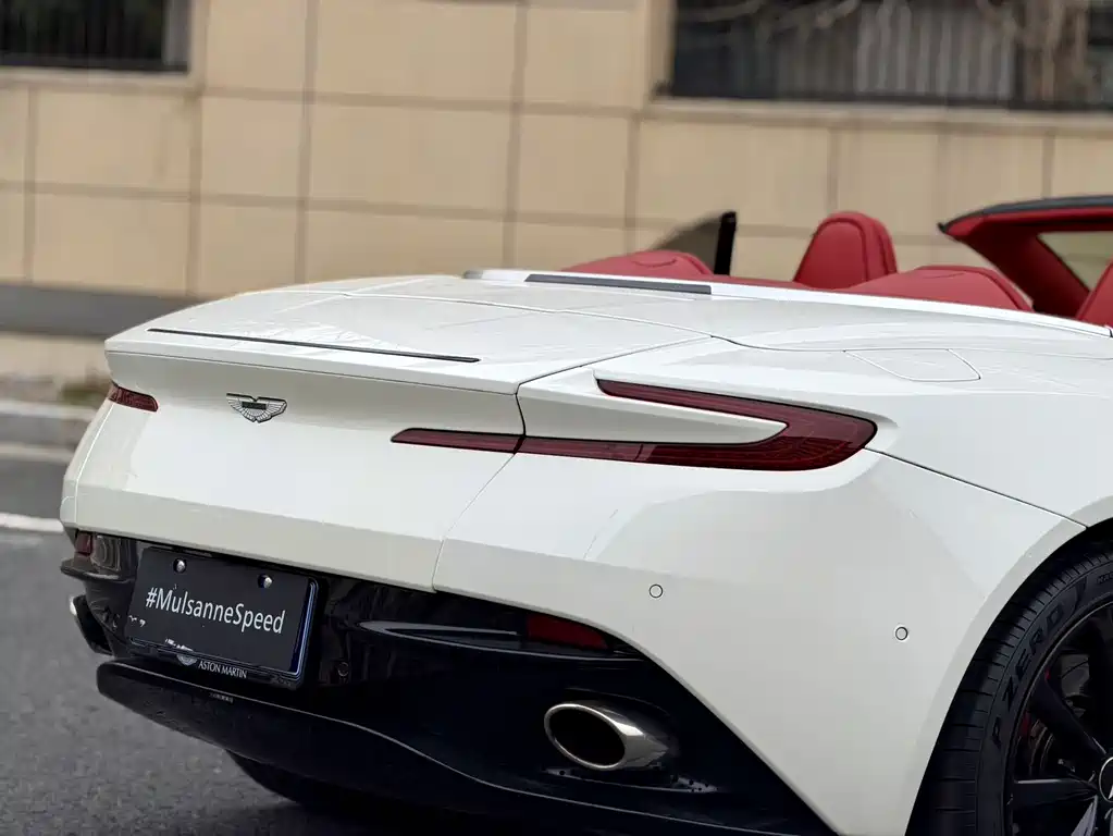 Aston Martin DB11 2019 — фото 7