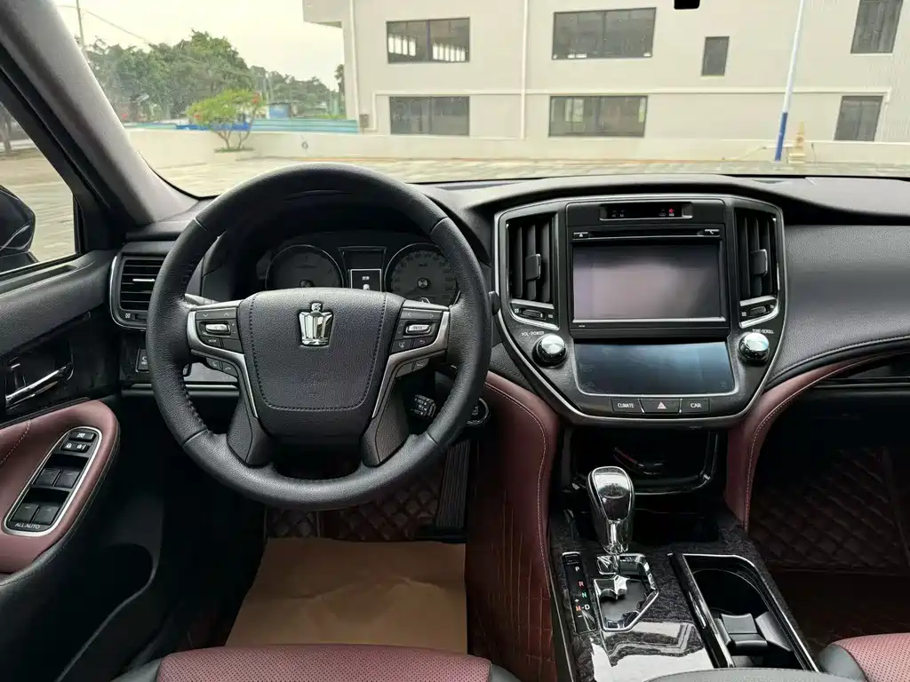 Toyota Crown 2018 — фото 6