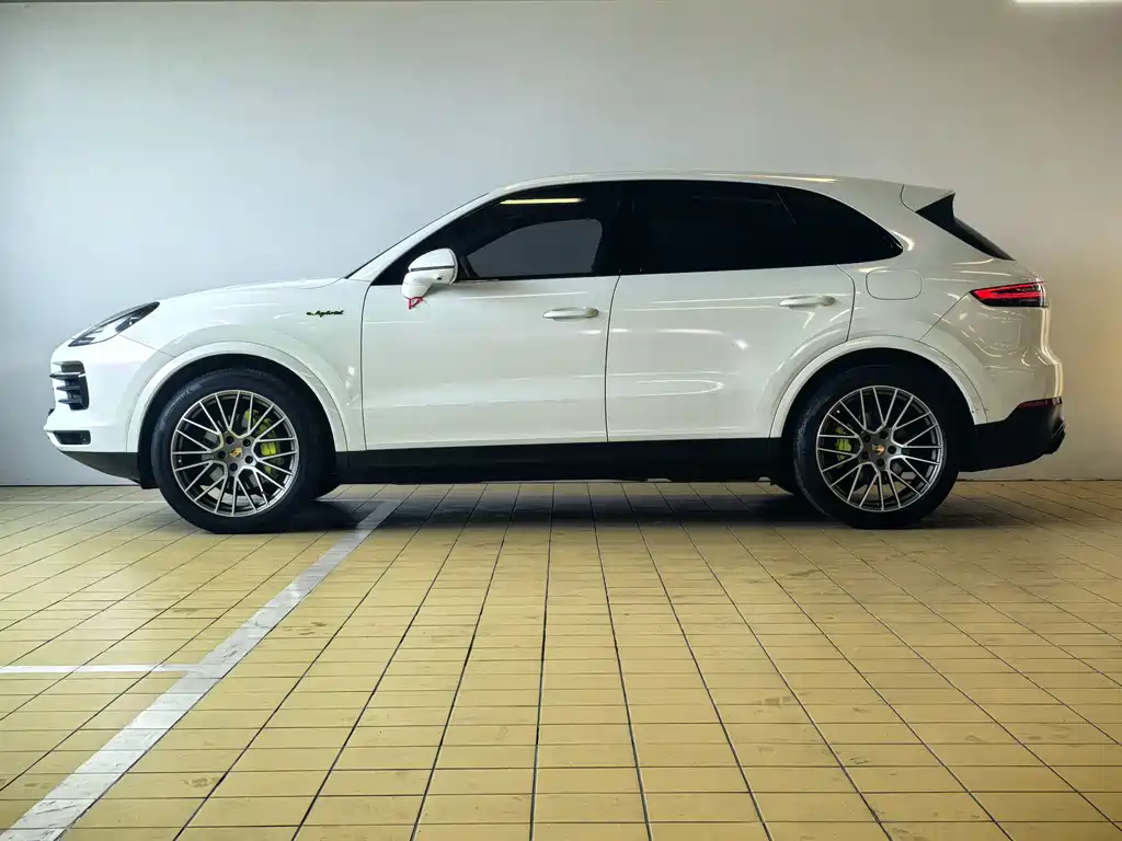 Porsche Cayenne Hybrid 2023