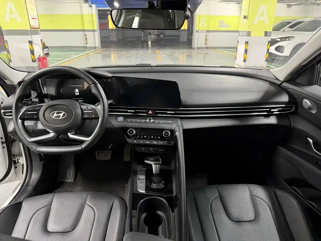Hyundai Elantra 2023 — фото 11