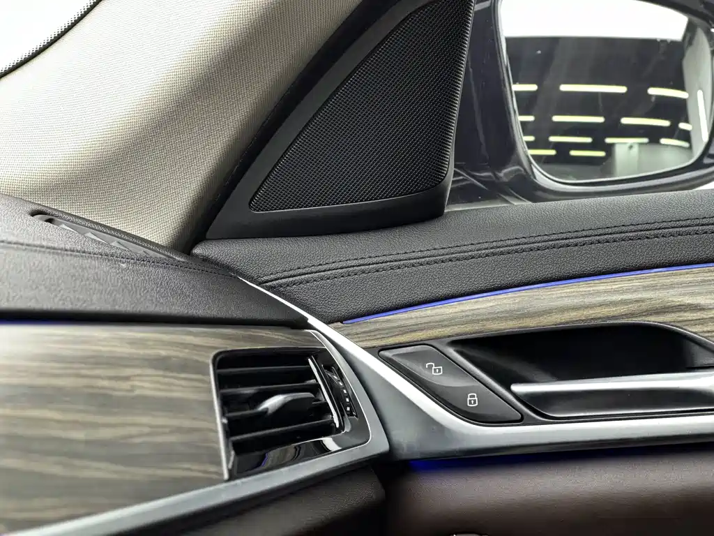 BMW 5 Series New Energy 2019 — фото 17