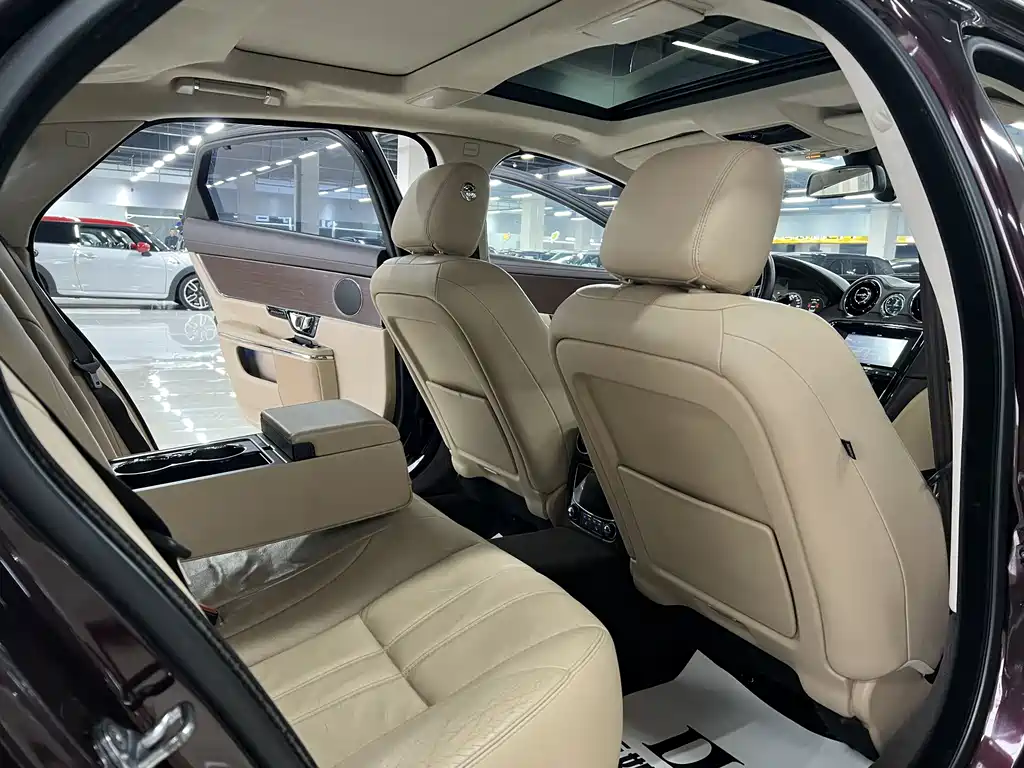 Jaguar XJ 2017 — фото 15