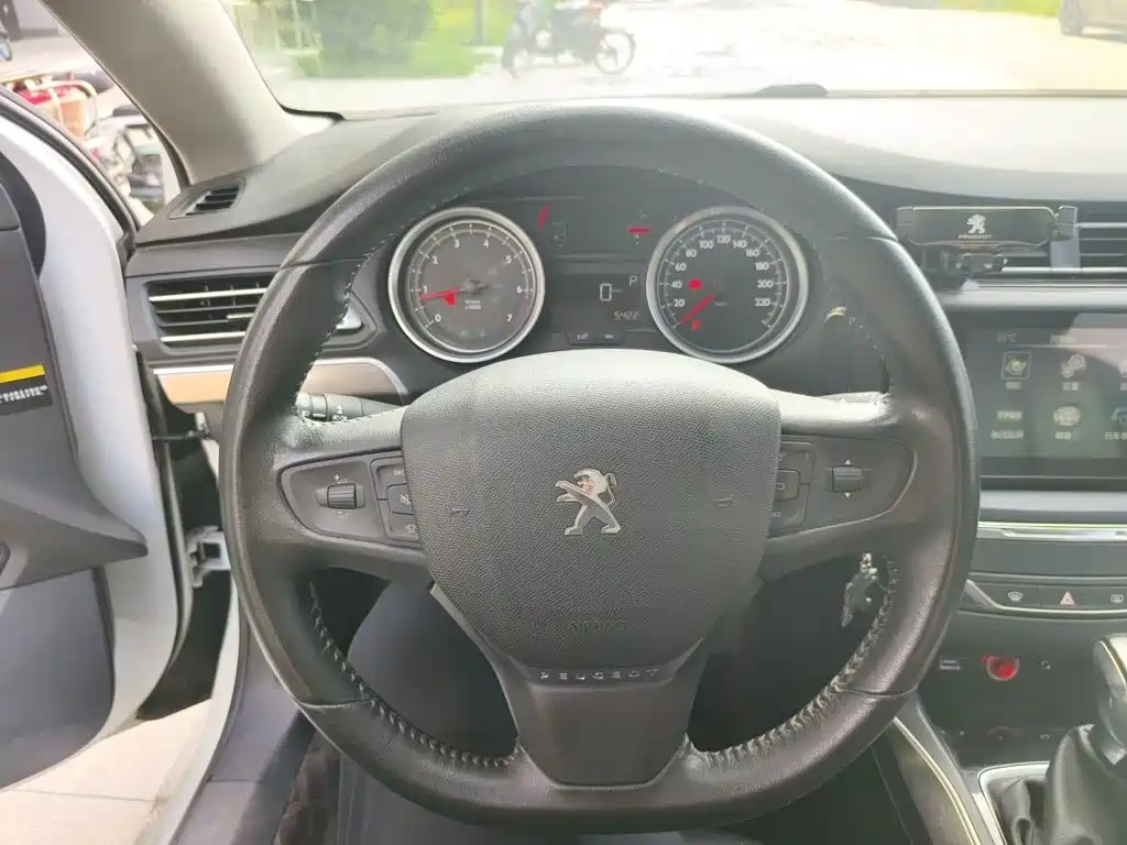 Peugeot 408 2015 — фото 11