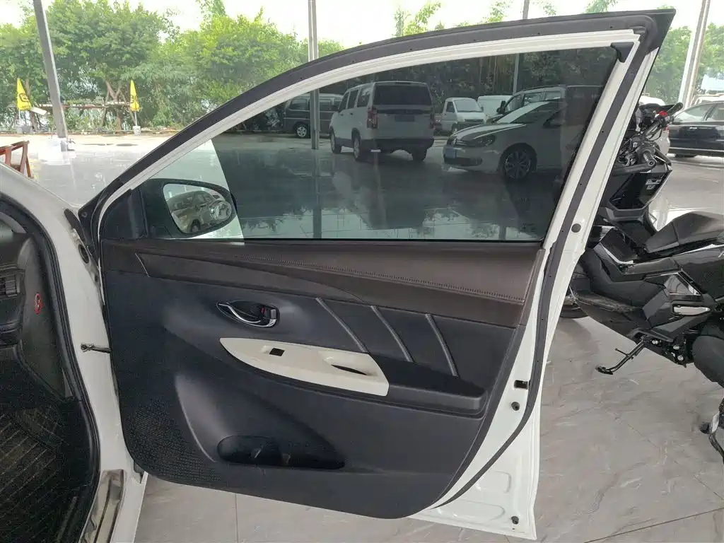 Toyota Yaris L 2015 — фото 19