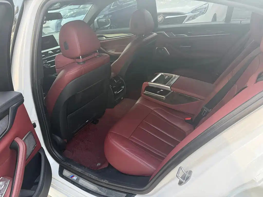 BMW 5 Series 2019 — фото 11