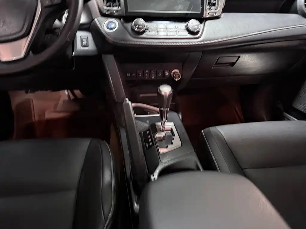 Toyota RAV4 2018 — фото 16