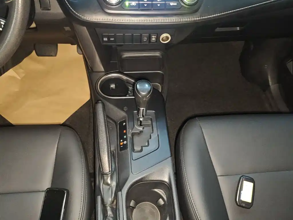 Toyota RAV4 2019 — фото 14