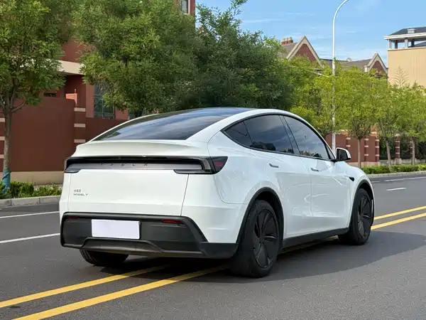 Tesla Model Y 2025