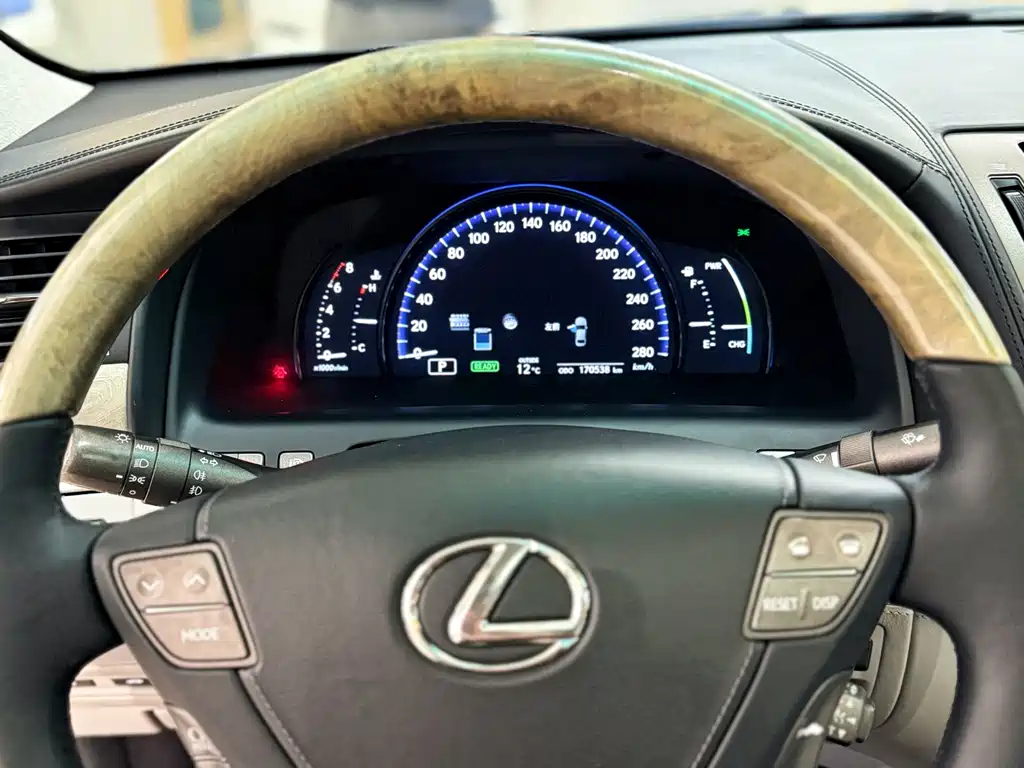 Lexus LS 2014 — фото 16