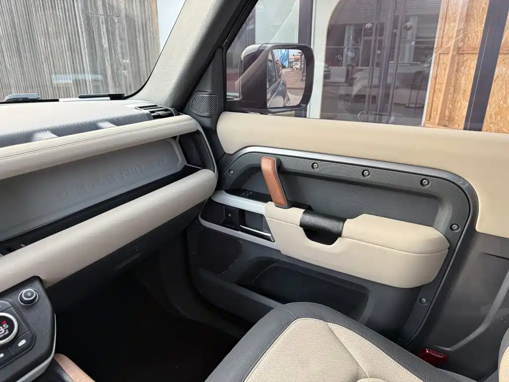 Land Rover Defender 2021 — фото 17