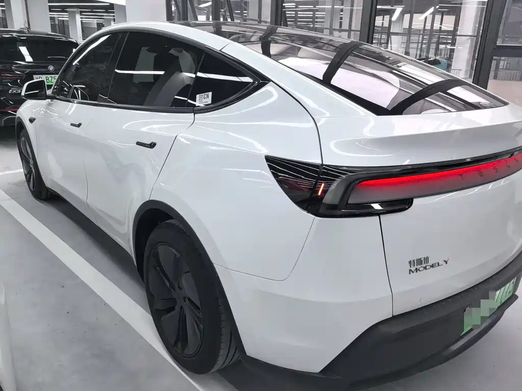 Tesla Model Y 2025 — фото 13