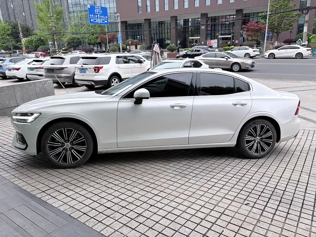 Volvo S60 2022 — фото 10