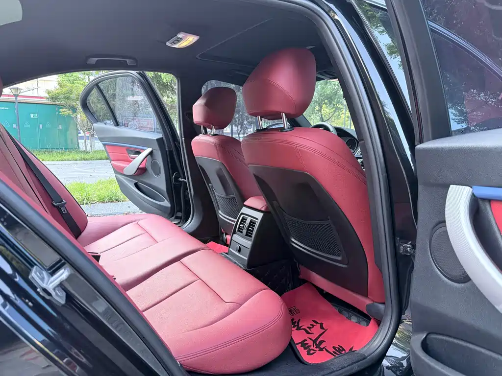BMW 3 Series 2019 — фото 11