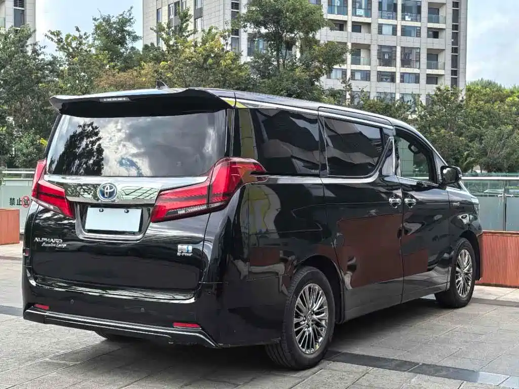 Toyota Alphard 2022 — фото 19