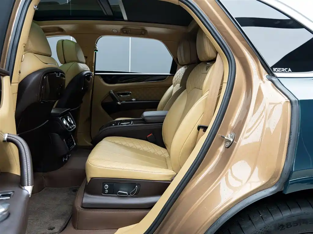 Bentley Bentayga 2017 — фото 12