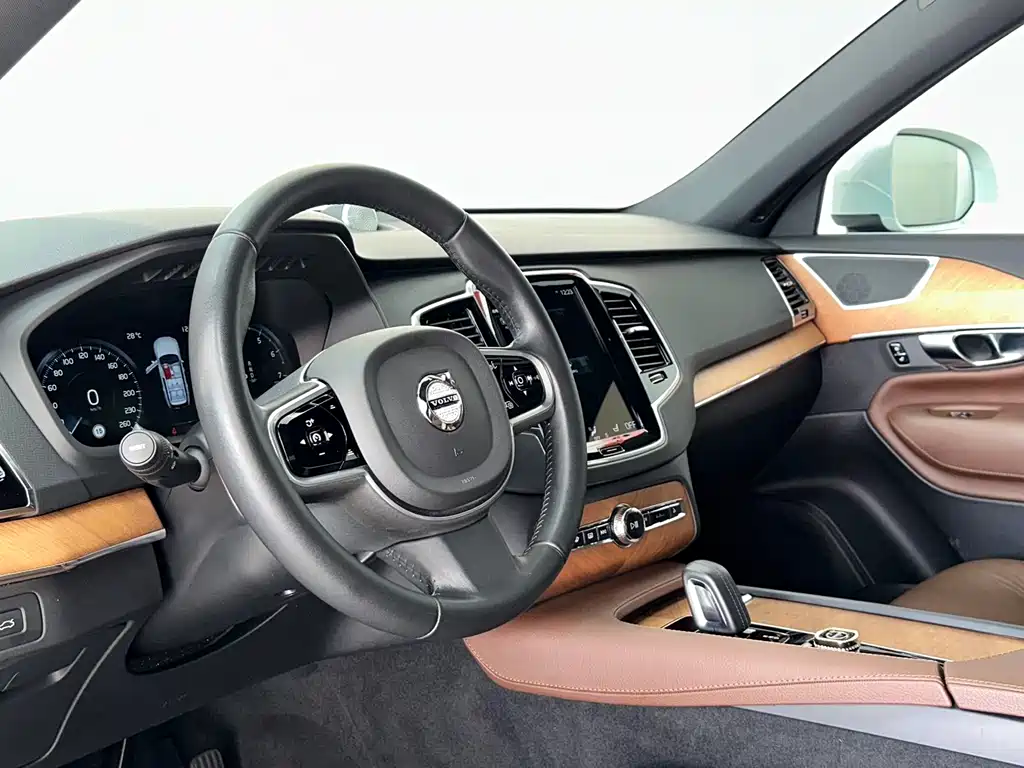 Volvo XC90 2021 — фото 10