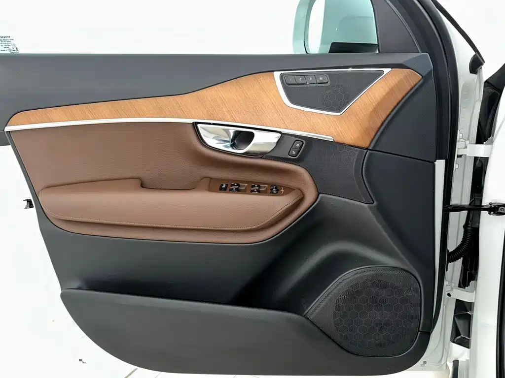Volvo XC90 2021 — фото 18