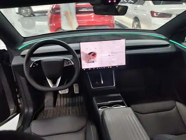 Tesla Model Y L 2025