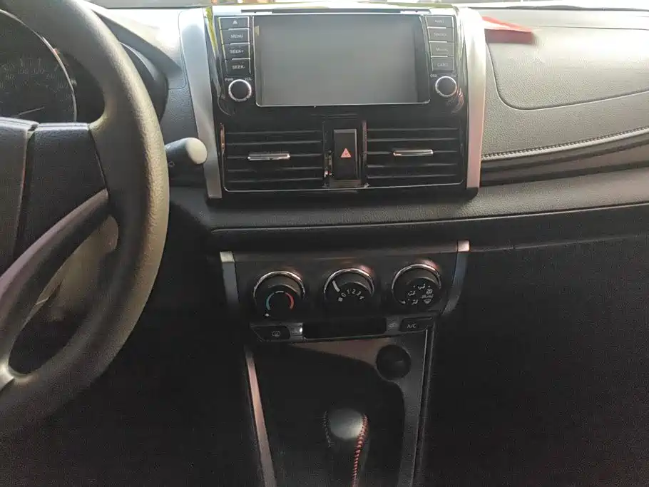Toyota Yaris L 2016 — фото 13