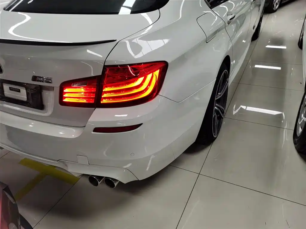 BMW 5 Series 2015 — фото 24