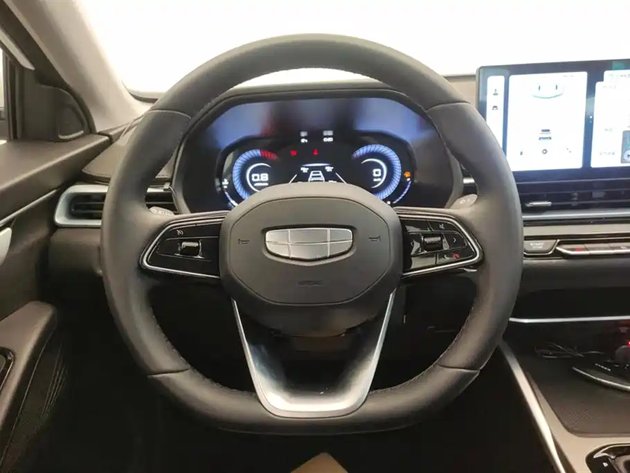 Geely Emgrand 2025 — фото 15