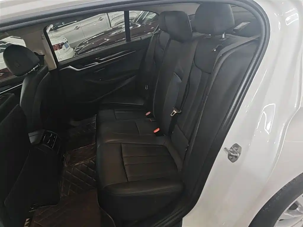 BMW 5 Series 2018 — фото 17