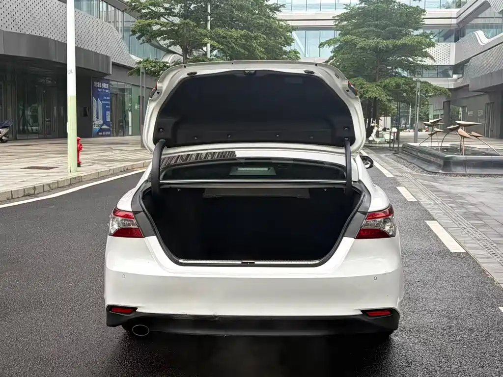 Toyota Camry 2019 — фото 18