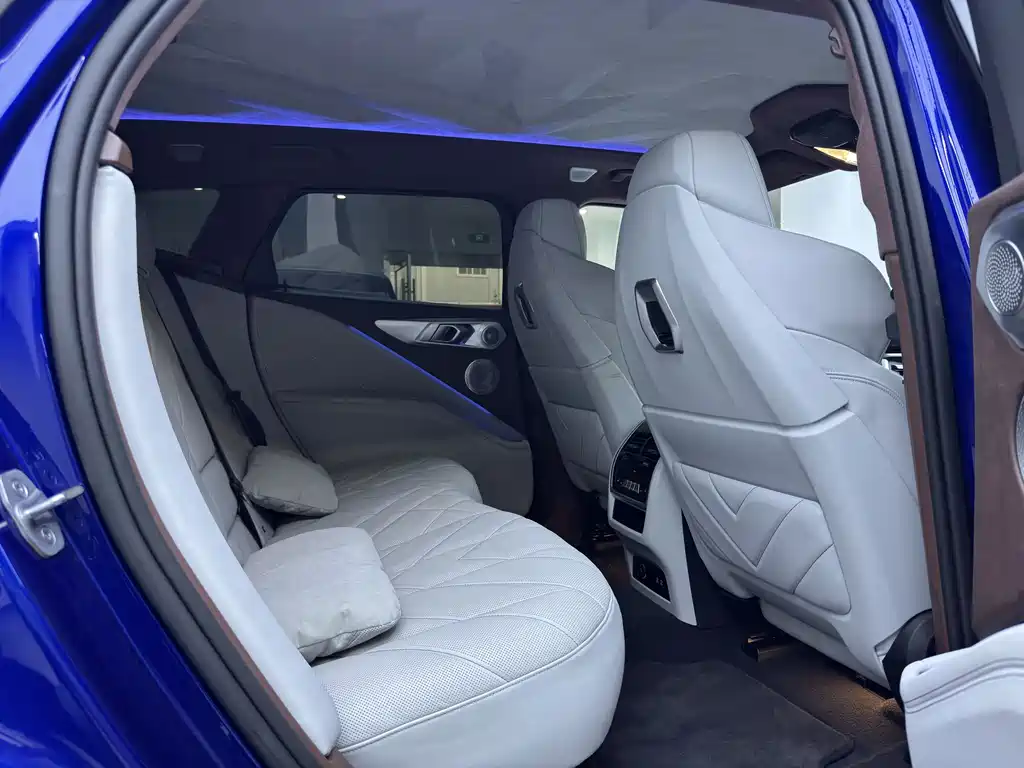 BMW XM 2023 — фото 18