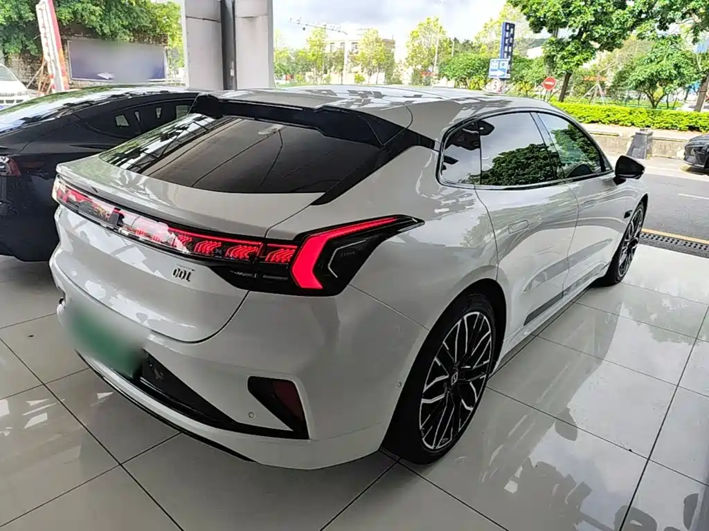 Zeekr 001 2024