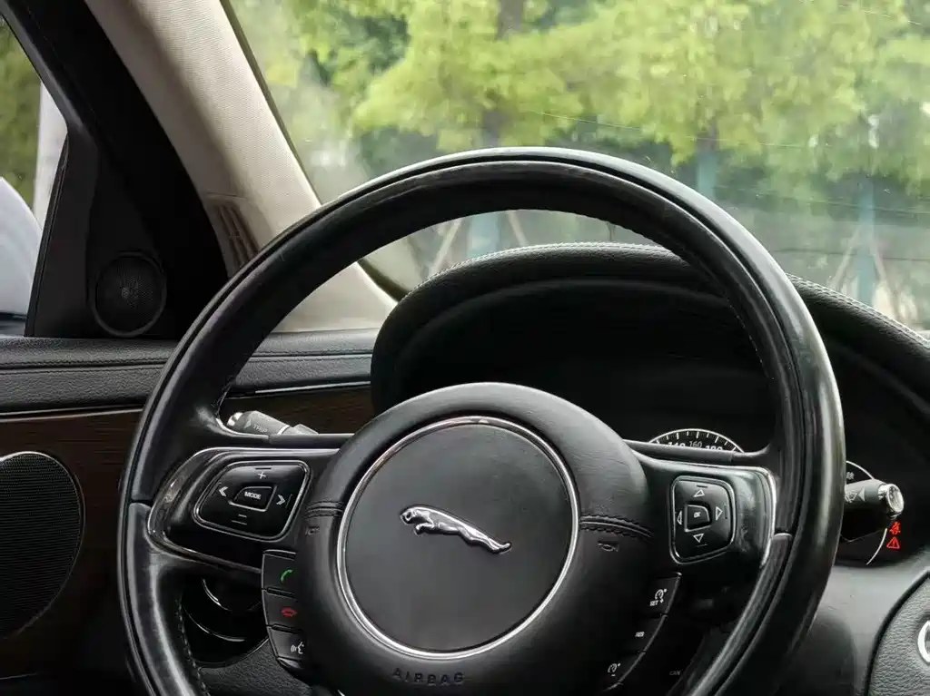 Jaguar XJ 2016 — фото 9
