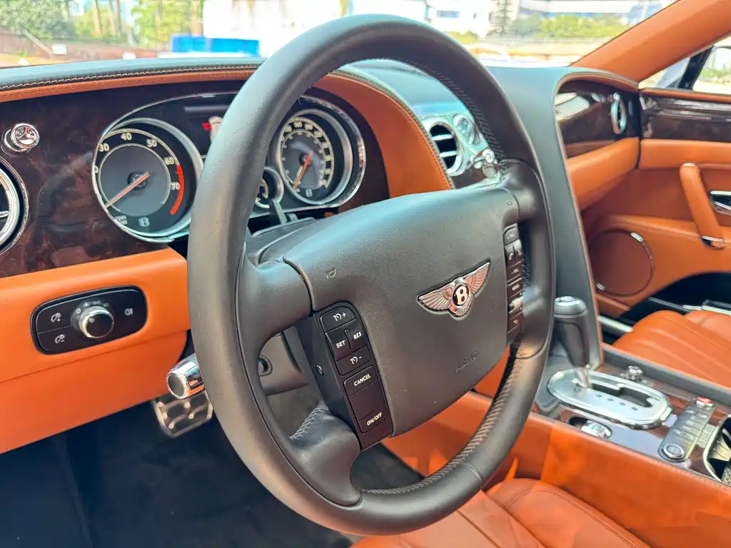 Bentley Flying Spur 2017 — фото 27