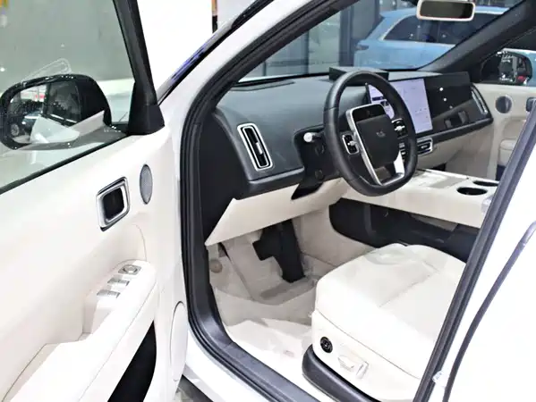 Li Auto L6 2025