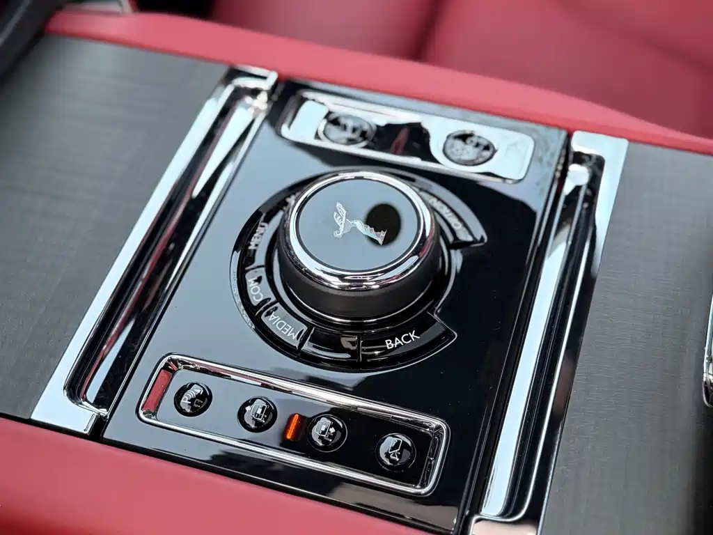 Rolls-Royce Cullinan 2020 — фото 16