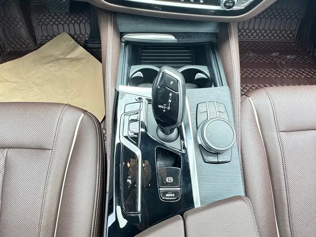 BMW 5 Series 2021 — фото 11